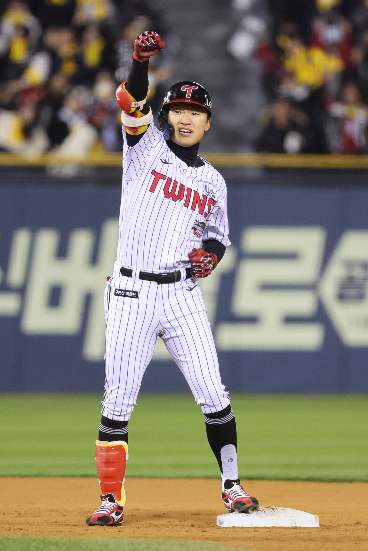 13일 서울 잠실야구장에서 열린 2023 KBO 한국시리즈 5차전 kt wiz와 LG 트윈스의 경기. 3회말 1사 2,3루 LG 박해민이 2타점 적시 2루타를 친 뒤 기뻐하고 있다. 연합뉴스