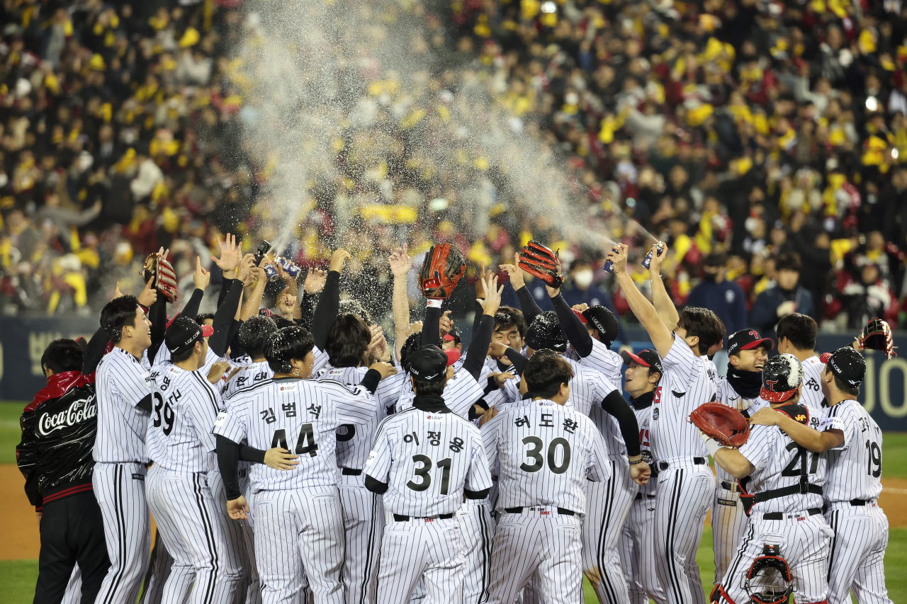 13일 서울 잠실야구장에서 열린 2023 KBO 한국시리즈 5차전 kt wiz와 LG 트윈스의 경기. kt에 승리하며 한국시리즈 우승을 확정한 LG 선수들이 기뻐하고 있다. 연합뉴스