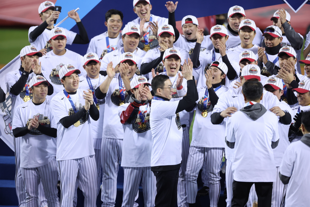13일 서울 잠실야구장에서 열린 2023 KBO 한국시리즈 5차전 kt wiz와 LG 트윈스의 경기. 구광모 LG그룹 회장이 선수들과 함께 우승을 자축하고 있다. 연합뉴스