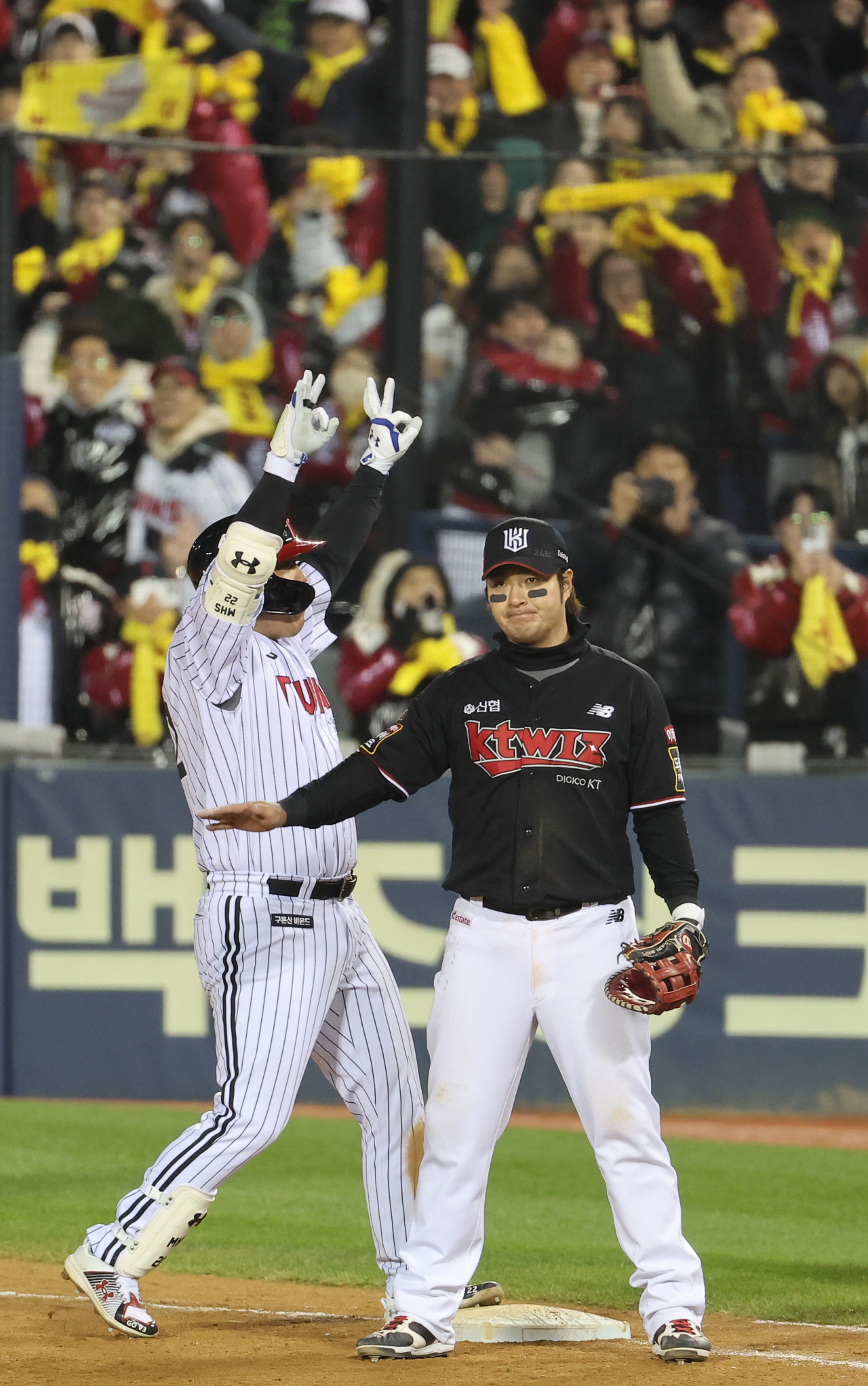 13일 서울 잠실야구장에서 열린 2023 KBO 한국시리즈 5차전 kt wiz와 LG 트윈스의 경기. 5회말 무사 2,3루에서 LG 김현수가 2타점 적시타를 날리고 기뻐하고 있다. 연합뉴스