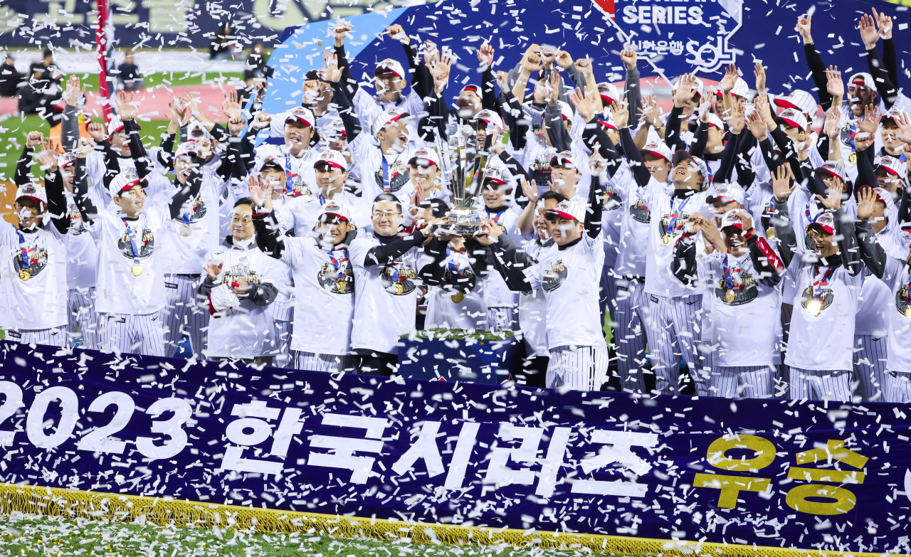 13일 서울 잠실야구장에서 열린 2023 KBO 한국시리즈 5차전 kt wiz와 LG 트윈스의 경기. kt에 6-2로 승리하며 29년 만에 한국시리즈 우승을 확정한 LG 선수들이 트로피를 들어올리고 있다. 연합뉴스