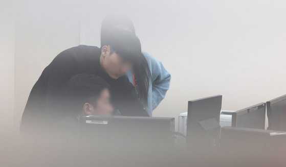 13일 문재인 전 대통령의 사위였던 서모씨의 '타이이스타젯 채용 특혜 의혹'과 관련해 압수수색에 나선 검찰이 세종시 정부세종청사 중소벤처기업부에서 자료를 살펴보고 있다.[연합]