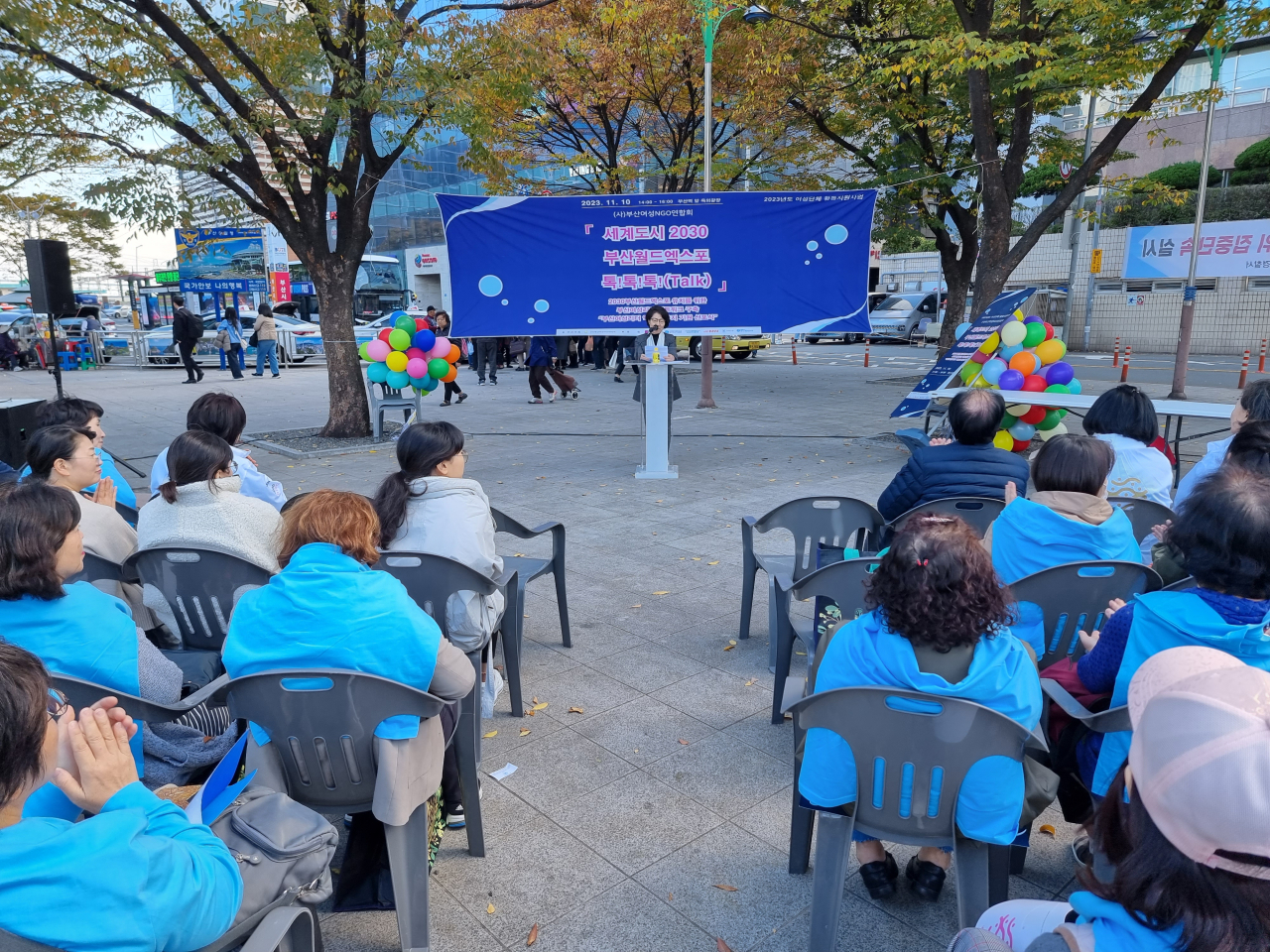 김영숙 부산여성NGO연합회 상임대표(가운데)가 지난 10일 부산역 광장에서 열린 ‘세계도시 2030 부산월드엑스포 톡!톡!톡!(Talk)’ 행사에서 인사말을 하고 있다. [사진=부산여성NGO연합회]