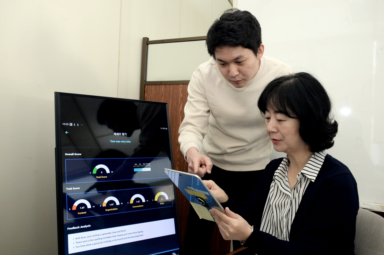 ETRI 연구진이 언어를 이해하고 대화를 통해 학생에게 가르치는 ‘외국어 AI선생님’을 시연하고 있다.[ETRI 제공]