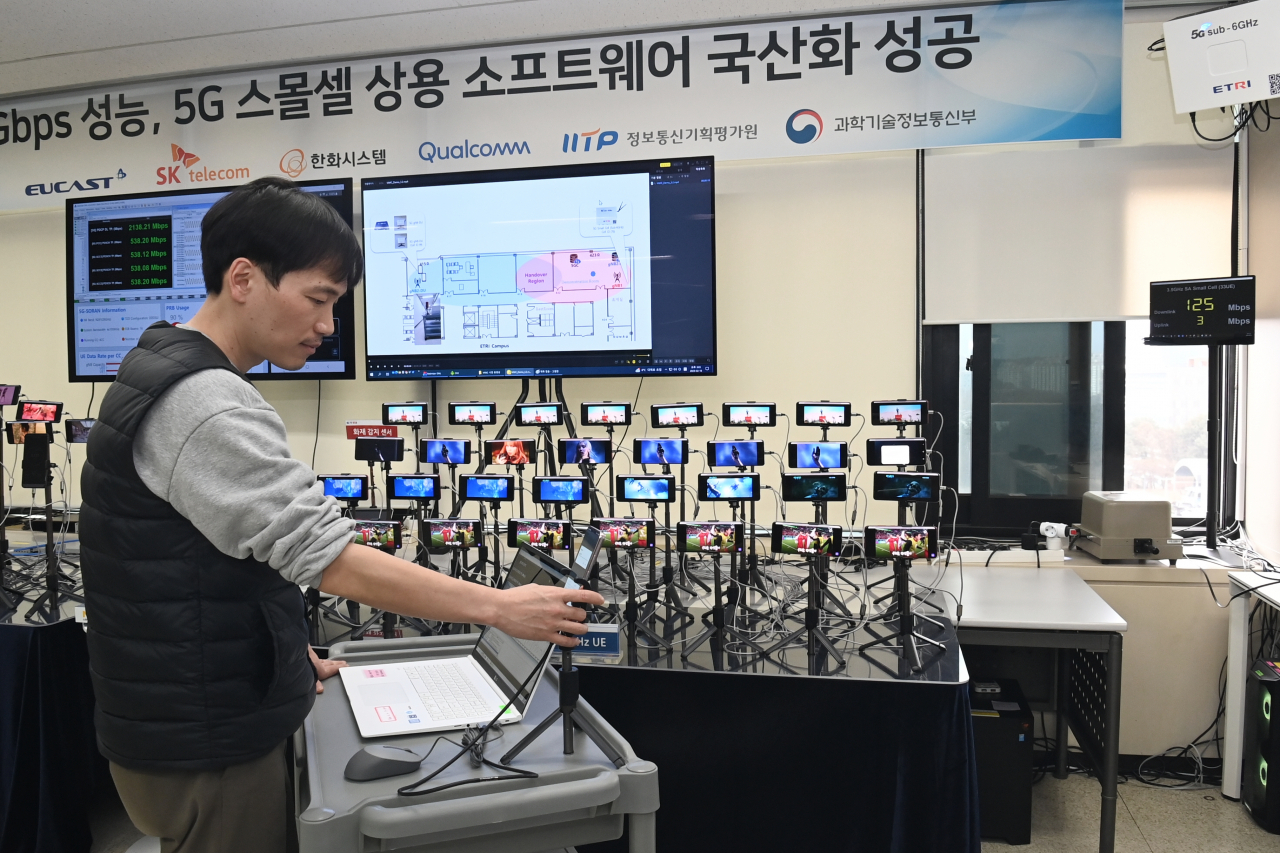 ETRI 연구진이 개발한 5G 스몰셀 기술을 상용 플랫폼에 적용해 5G SA 통신을 시연하고 있다.[ETRI 제공]