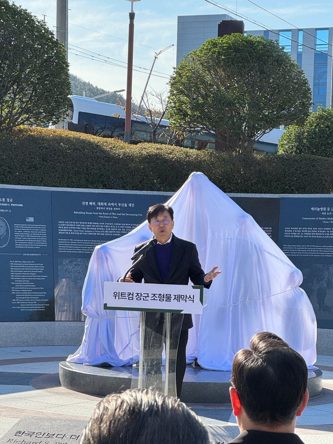 Sculptor Kwon Chi-gyu speaks during the unveiling ceremony of "Going to the Future Together" at the UN Peace Park in Busan, Saturday. (Courtesy of Kwon Chi-gyu)