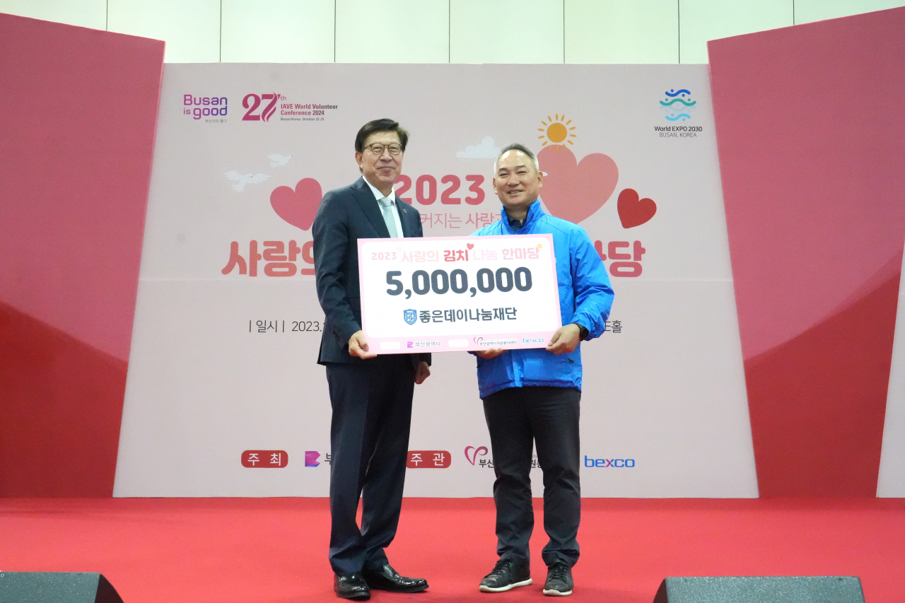이종수 무학 사장(오른쪽)이 박형준 부산시장에게 김치나눔 한마당 후원금을 전달하고 있다. [사진=무학]