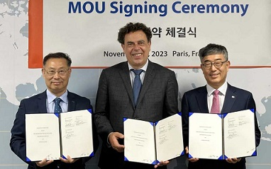 프랑스 파리에서 지난 13일 한국생산성본부는 에코바디스SAS, KOTRA와 국내 기업의 ESG평가 관련 협약을 체결했다. KOTRA 김윤태 부사장(왼쪽부터), 에코바디스 피에르 프랑수와 탈레르(Pierre-Francois Thaler) 공동대표, KPC 안완기 회장이 협약을 맺고 있다. [KPC 제공]