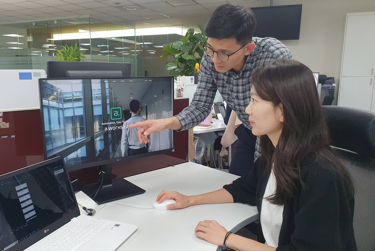포스코DX 직원들이 자사 RPA솔루션인 A.WORKS를 적용해 업무를 자동으로 처리한 결과를 살펴보고 있다. [포스코DX 제공]