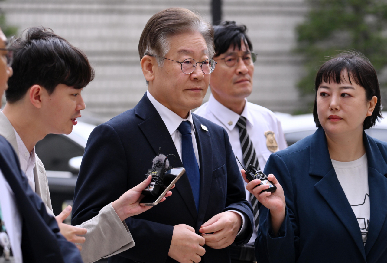 이재명 더불어민주당 대표가 지난 3일 오후 서울중앙지방법원에서 열린 ‘대장동 배임·성남FC 뇌물’ 사건 관련 1심 4회 공판에 출석하고 있다. 이상섭 기자