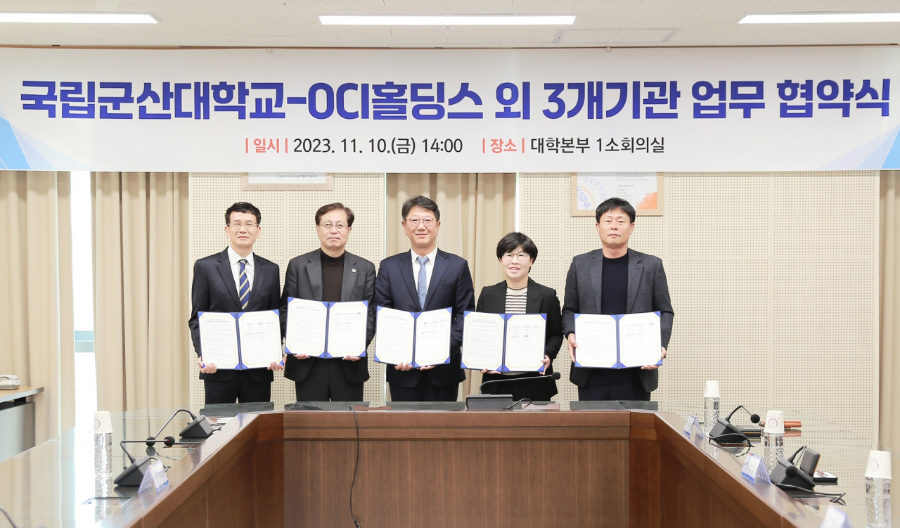 성광현(가운데) OCI홀딩스 전무 등이 협약식 이후 기념사진을 촬영하고 있다. [OCI홀딩스 제공]