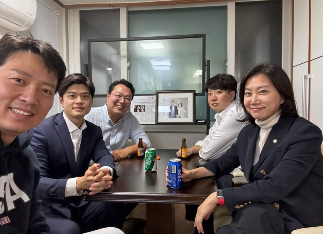 이준석 국민의힘 전 대표가 지난 11일 ‘천아용인’과 회동하고 있다. 이 전 대표와 허은아 의원(오른쪽), 김용태 전 청년최고위원, 천하람 순천갑 당협위원장, 이기인 경기도의원은 11일 저녁 허 의원의 지역 사무실에 모여 창당 관련 ‘작전회의’를 한 것으로 알려졌다. [연합]