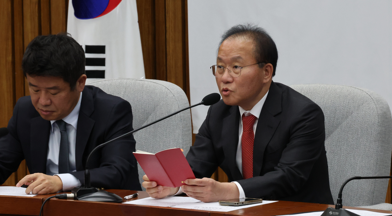 윤재옥 국민의힘 원내대표가 14일 국회에서 원내대책 회의를 하고 있다. [연합]