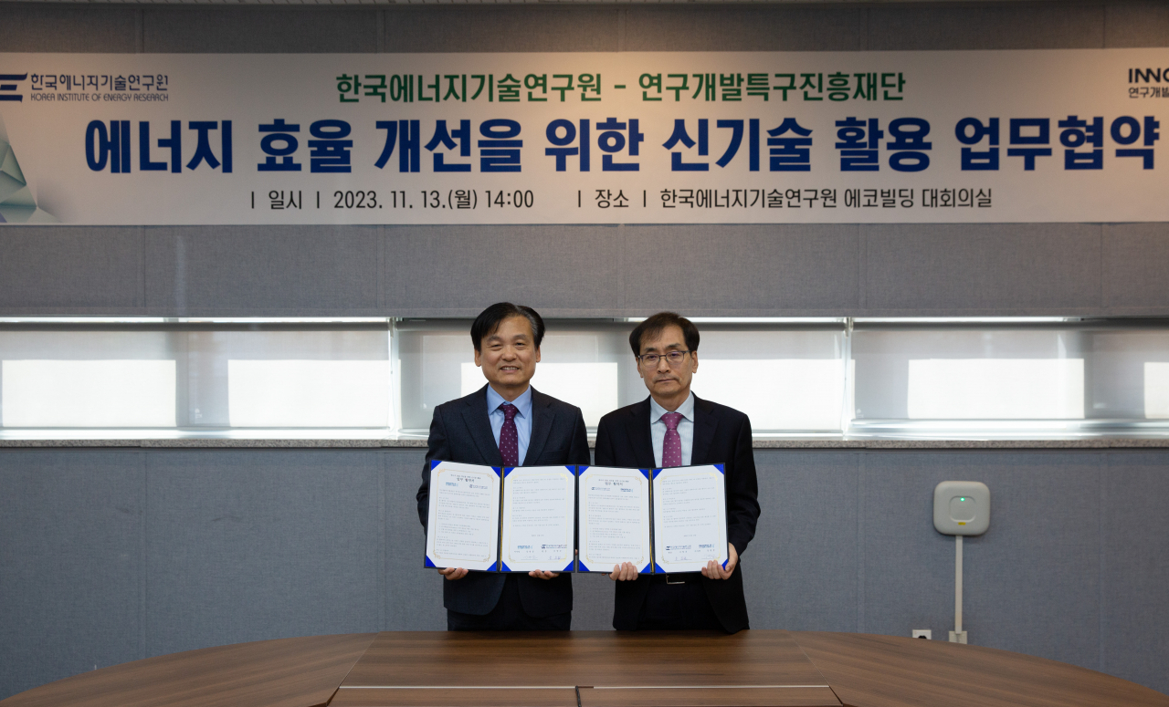 강병삼(왼쪽) 연구개발특구진흥재단 이사장과 이창근 한국에너지기술연구원장이 협약서를 들어 보이고 있다.[특구재단 제공]