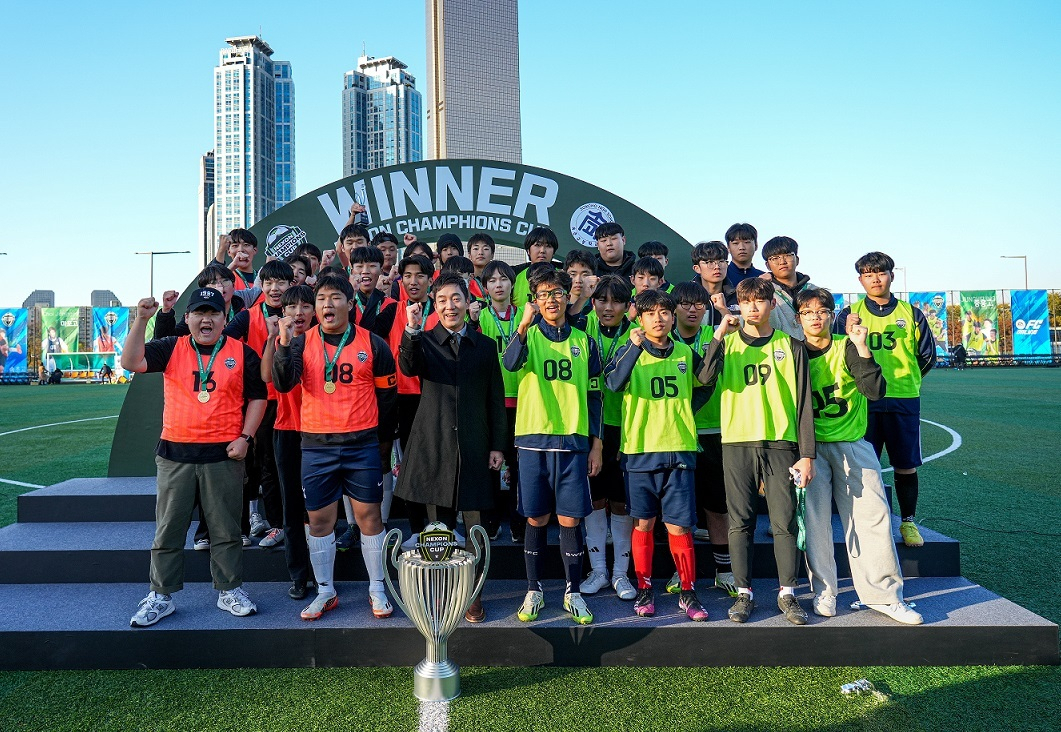 넥슨은 온라인 축구게임 ‘EA SPORTS FC&trade; Online(이하 ‘FC 온라인’)’의 전국 고등학교 반 대항 실제 축구대회 ‘넥슨 챔피언스 컵’ 결승을 성황리에 종료했다고 14일 밝혔다. [넥슨 제공]