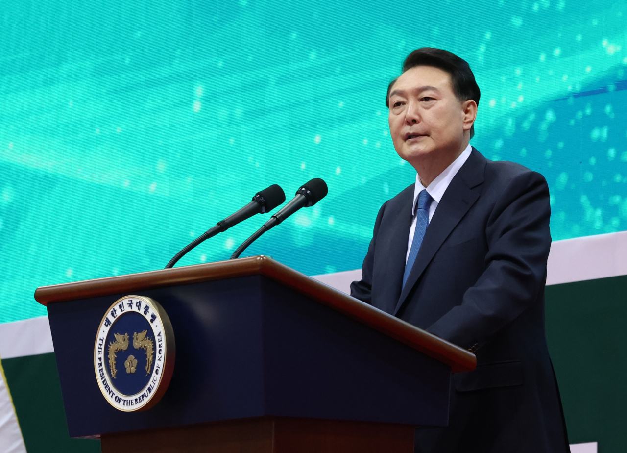 윤석열 대통령이 12일 경기 고양시 킨텍스에서 열린 2023 전국새마을지도자대회 '청년의 약속' 선포식에서 축사하고 있다. [연합]