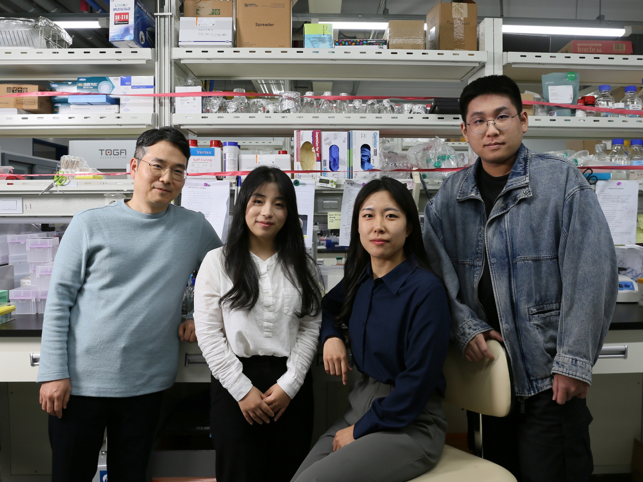 이번 연구를 수행한 UNIST 연구진. 김재익(왼쪽부터) 교수, 이지은 연구원, 김혜윤 연구원, 김현진 연구원.[UNIST 제공]