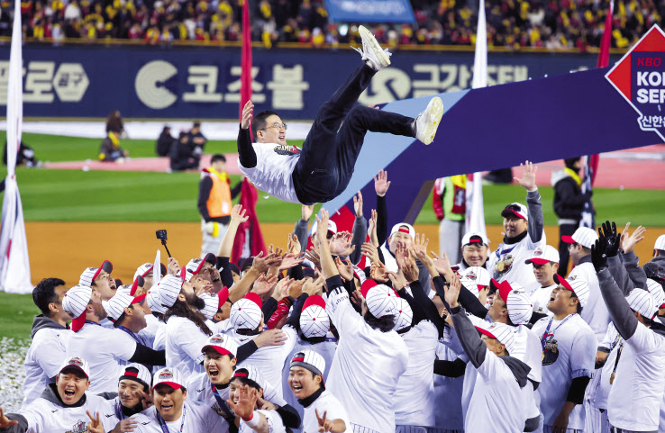13일 서울 잠실야구장에서 열린 2023 KBO 한국시리즈 5차전에서 29년 만에 한국시리즈 우승을 확정한 LG 선수들이 구광모 LG그룹 회장을 헹가래 치고 있다. [연합]