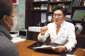 손기정 일중한의원장은 “방광염으로 통증과 소변 증세가 심할 때는 방광 점막을 자극하는 커피(카페인)와 탄산음료, 맵거나 짜고 신 음식을 피하면서 걷기 등 가벼운 운동을 권장한다”고 했다. [일중한의원 제공]
