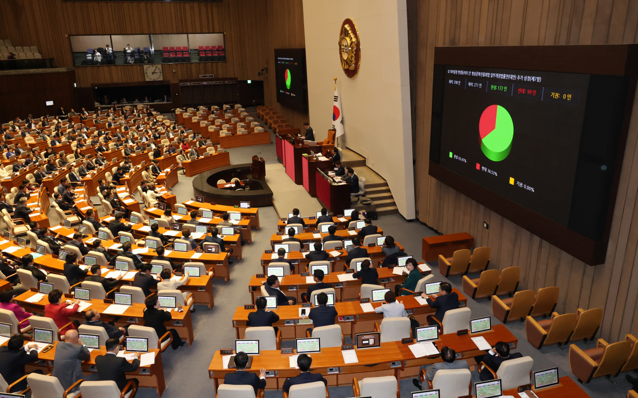지난 9일 국회 본회의에서 노란봉투법과 방송3법이 야당 단독으로 통과됐다. [연합]