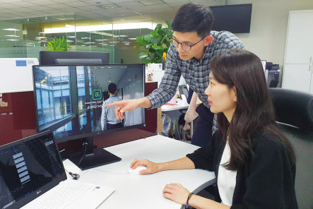 포스코DX 직원들이 자사 RPA솔루션인 A.WORKS를 적용해 업무를 자동으로 처리한 결과를 살펴보고 있다. [포스코DX 제공]