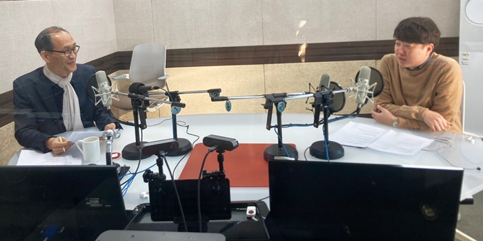 이준석 국힘 전 대표(사진 오른쪽)가 14일 순천방송에 출연해 향후 정치 구상을 밝히고 있다. [kbs 제공]