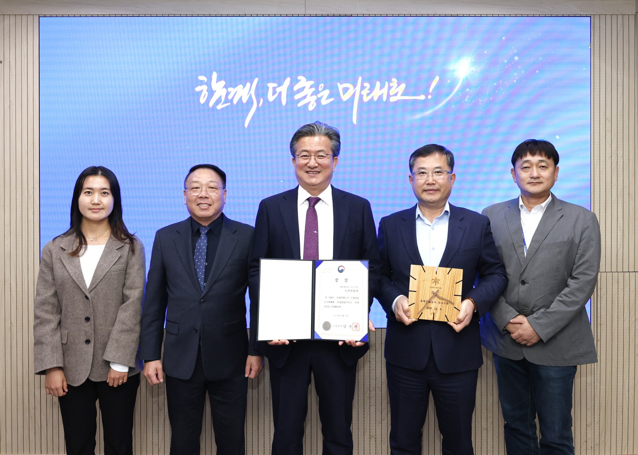 정용래 유성구청장(가운데)이 14일 ‘2023년 목재친화도시조성 우수사례’산림청장상을 수상하고 기념촬영을 하고 있다.