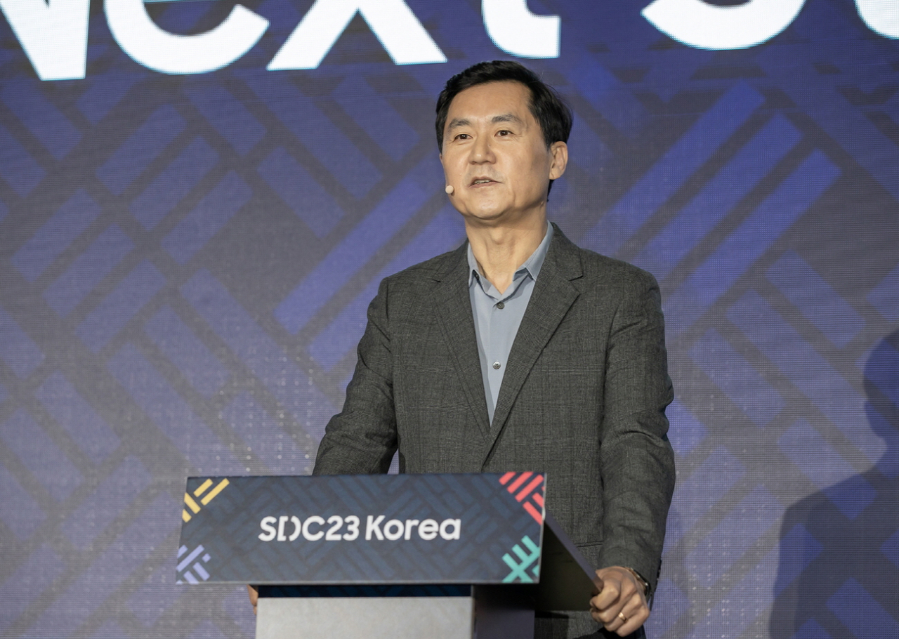 행사 첫날 삼성전자 DX부문 최고기술책임자(CTO) 겸 삼성리서치장인 전경훈 사장이 환영사를 하고 있다.[삼성전자 제공]