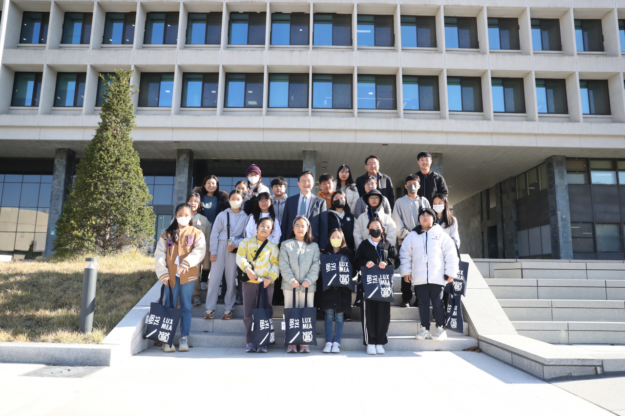 서울대 관악캠퍼스에서 강원도 평창군 신리초등학교 학생들이 캠퍼스 투어를 진행하고 있다. [서울대]