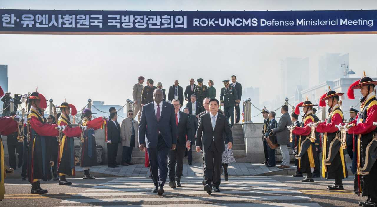 신원식 국방부 장관과 로이드 오스틴 미국 국방장관 등 유엔사 회원국 17개국 대표단이 14일 국방부 연병장에서 의장행사를 마치고 회의장으로 이동하고 있다. [국방부 제공]