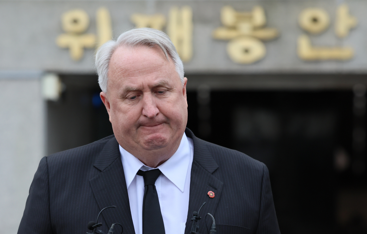 인요한 국민의힘 혁신위원장이 14일 오전 제주시 봉개동 4·3평화공원을 찾아 참배한 뒤 취재진과 질의응답하고 있다. [연합]