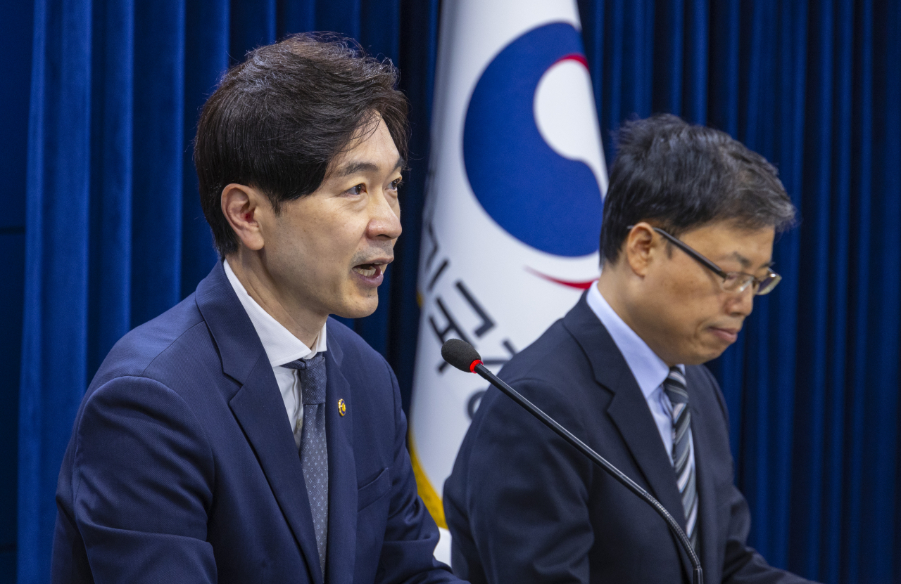 박성훈 해양수산부 차관(왼쪽)이 14일 오전 서울 종로구 정부서울청사에서 열린 후쿠시마 원전 오염수 방류 관련 정례 브리핑에 참석해 우리 해역 방사능 조사 결과를 설명하고 있다. 연합뉴스