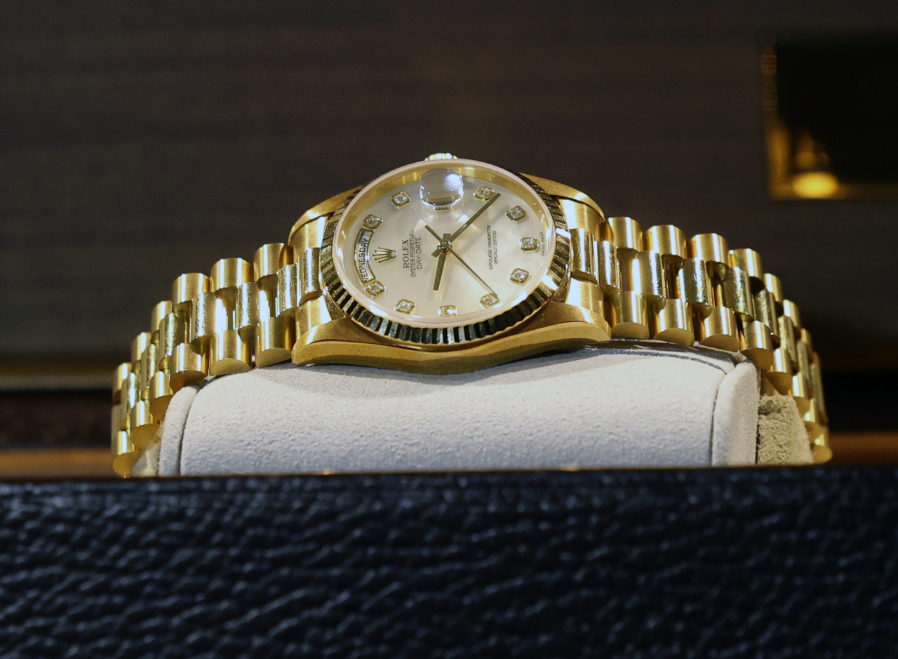 LG Twins displays the Rolex watch its late former owner and LG Group Chairman Koo Bon-moo left behind for the team to give to its next Korean Series MVP winner, at the Jamsil Stadium in Seoul on Monday. (Yonhap)