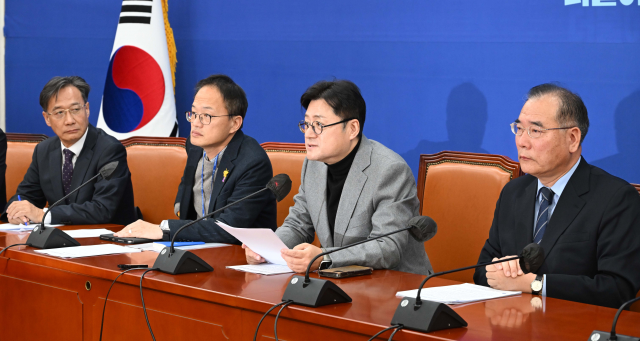 홍익표 더불어민주당 원내대표가 14일 서울 여의도 국회에서 열린 원내대책회의에 참석해 모두발언을 하고 있다. 이상섭 기자