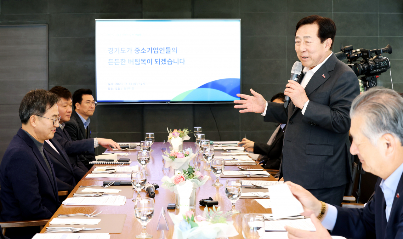 김기문(오른쪽) 중소기업중앙회장이 13일 김동연 경기지사 초청 간담회에서 인사말을 하고 있다. [중기중앙회 제공]