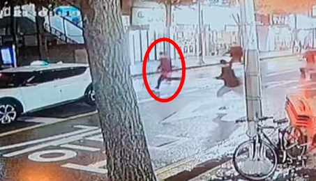 지난 4일 치료를 받다 도주한 탈주범이 경기 의정부시에서 검거됐다. 사진은 도주 사흘째인 6일 검거 직전 의정부시 가능동 일대에서 의정부경찰서 형사들에게 쫓기는 김길수의 모습. [연합]