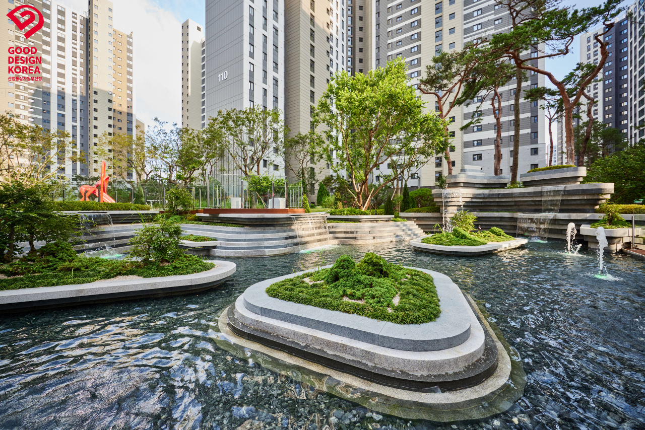 수원센트럴아이파크자이의 ‘아이파크 워터 오브제(IPARK WATER OBJET)’[사진=HDC현대산업개발 제공]