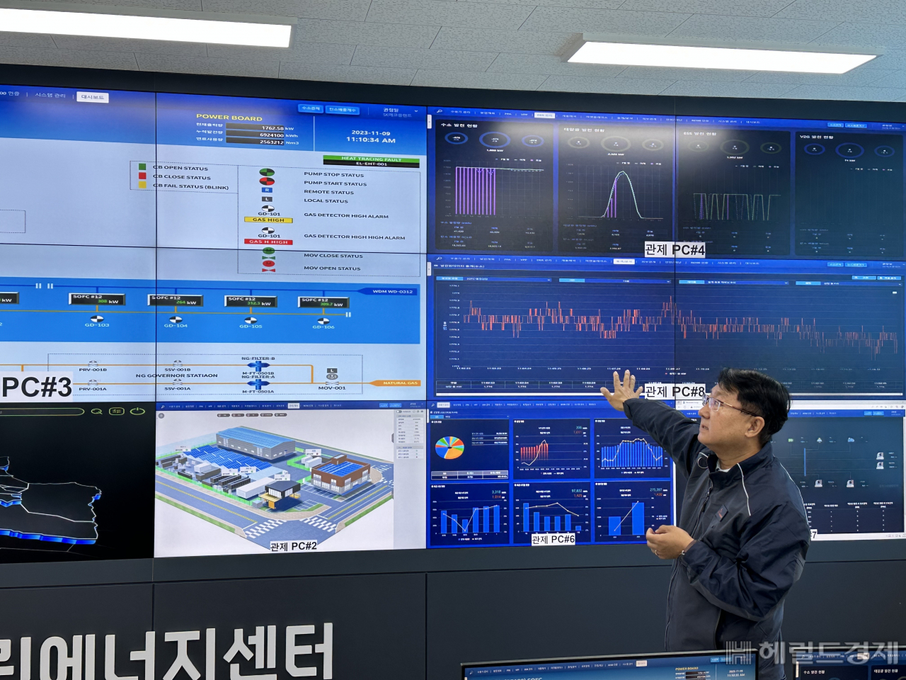 이철욱 창원에스지에너지(창원 에너지 자급자족형 인프라 구축사업 특수목적법인) 대표가 경남창원그린에너지센터 관제실에서 관련 설명을 하고 있다. 신혜원 기자