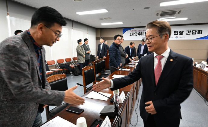 이정식 고용노동부장관이 14일 오후 광주 광산구 하남산업단지관리공단에서 열린 대유위니아 계열사 법정관리 사태 피해 협력업체와의 간담회에 참여해 피해 협력업체 대표와 악수하고 있다.[뉴시스]