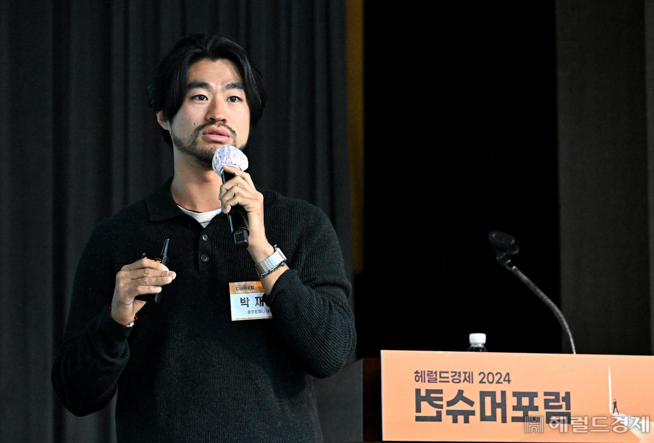 박재현 로프컴퍼니 대표가 14일 서울 중구 은행회관에서 열린 헤럴드경제 2024 컨슈머포럼에서 '용산을 사로잡은 법: F&C의 시대'를 주제로 발표하고 있다. 박 대표는 “외식업은 과거의 단골 개념을 ‘커뮤니티’로 재해석하는 과정이 필요하다”고 말했다. 임세준 기자