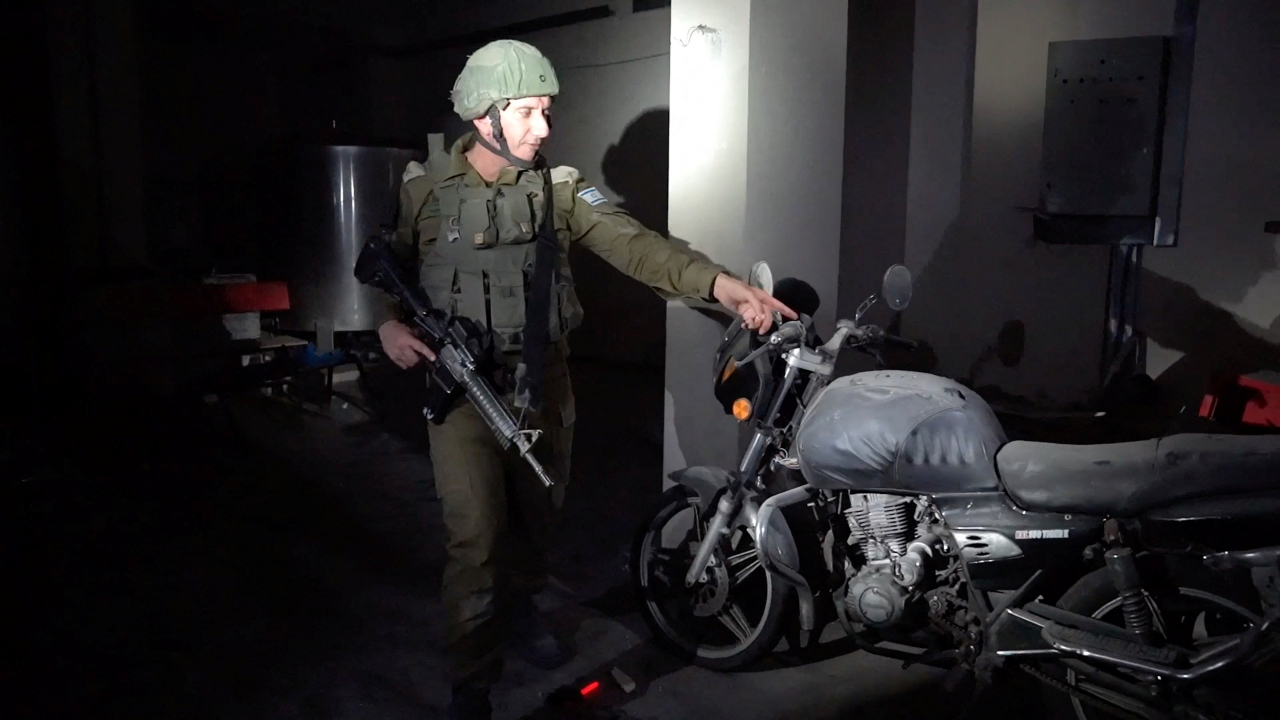 이스라엘군(IDF) 수석대변인 다니엘 하가리 소장이 13일(현지시간) 공개된 영상에서 가자시티 란티시 병원 지하실에 있는 오토바이를 가리키고 있다. 하가리 소장은 총탄 자국이 있는 오토바이를 보여주며 팔레스타인 무장 정파 하마스가 이스라엘에서 인질들을 납치할 때 사용한 것이라고 주장했다. [연합]
