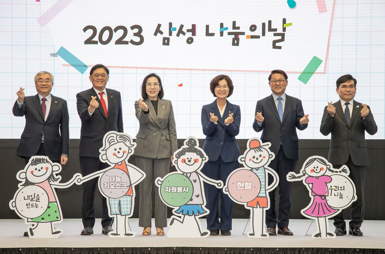 (왼쪽부터) 조남선 대한적십자사 혈액관리본부장, 정태영 세이브더칠드런 사무총장, 김현숙 여성가족부 장관, 권인숙 더불어민주당 의원, 박승희 삼성전자 CR담당 사장, 김웅철 굿네이버스 사무총장이 삼성전자 화성 부품연구동(DSR)에서 14일 열린 '2023 하반기 삼성 나눔의 날' 행사에 참석해 기념 촬영하고 있다. [삼성전자 제공]