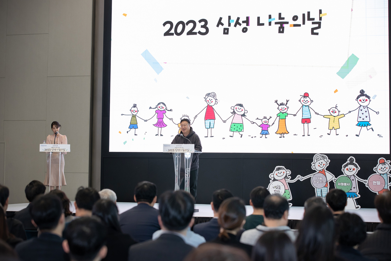 14일 삼성전자 조상연 프로가 누적 100회 헌혈을 달성한 공로로 삼성전자 삼성전자 화성 부품연구동(DSR)에서 열린 '2023 하반기 나눔의 날' 행사에 참석해 헌혈 유공패 '명예장'을 받은 뒤 소감을 발표하고 있다. [삼성전자 제공]