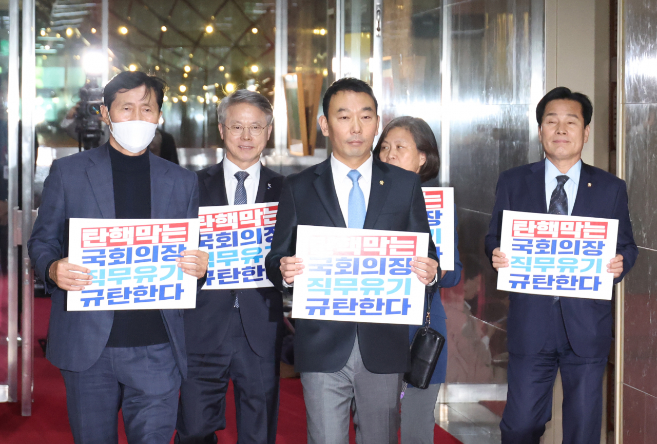 김용민 더불어민주당 의원(가운데) 등이 지난 10일 이동관 방통위원장 탄핵안 처리를 위한 본회의 개최를 요구하며 국회의장실을 항의 방문하고 있다. [연합]