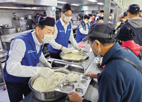 한종희(왼쪽 첫번째) 부회장 등 삼성전자 임직원이 6일 경기 성남시 사회복지 기관 ‘안나의 집’에서 노숙자 대상 배식 봉사에 참여하고 있다.[삼성전자 제공]
