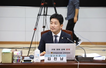 김진남 전남도의원이 14일 도교육청 행정사무감사에서 질의를 하고 있다. [도의회 제공]