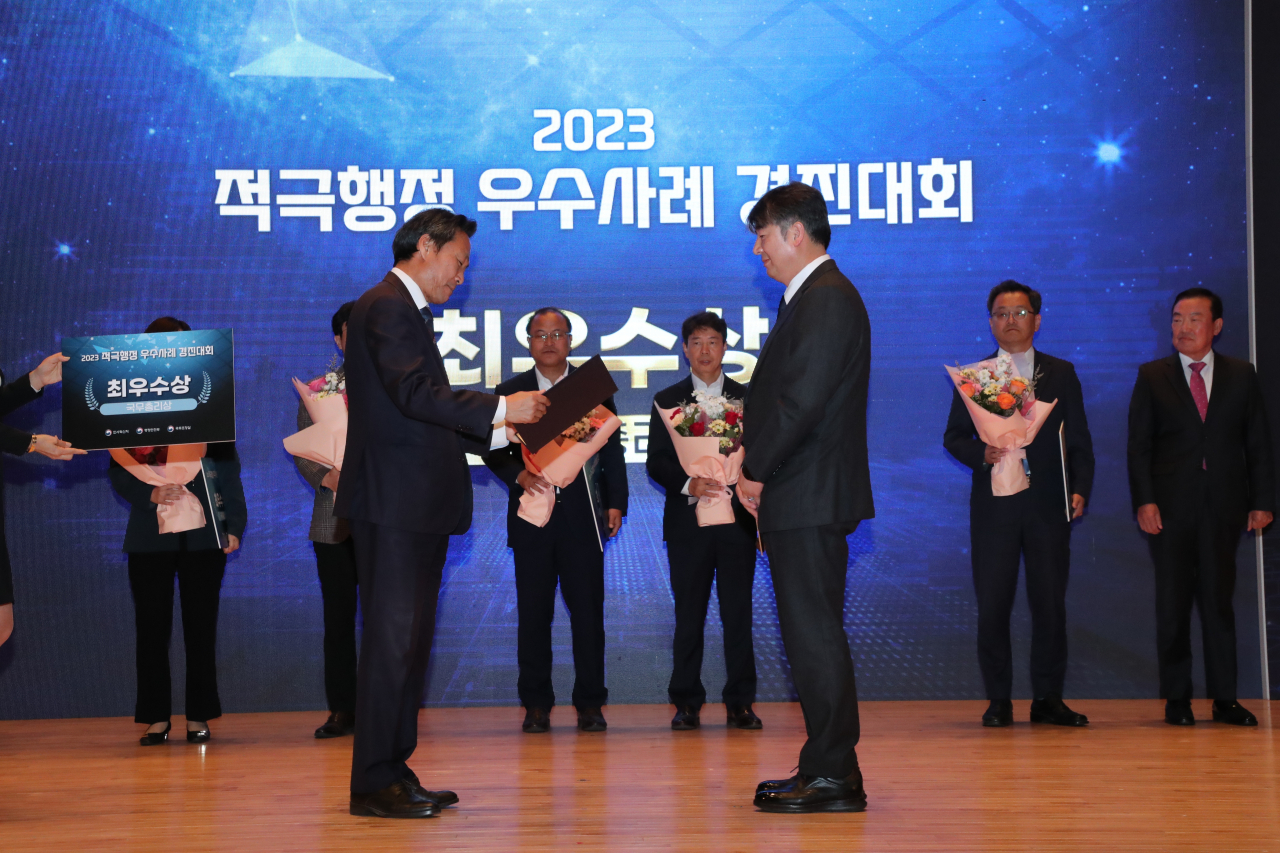 서울교통공사는 행정안전부와 인사혁신처가 공동 주관한 2023년 적극행정 우수사례 경진대회에서 지방공사·공단 부문 최우수상 수상 기관으로 선정돼 국무총리상을 수상했다고 15일 밝혔다.[서울교통공사 제공]