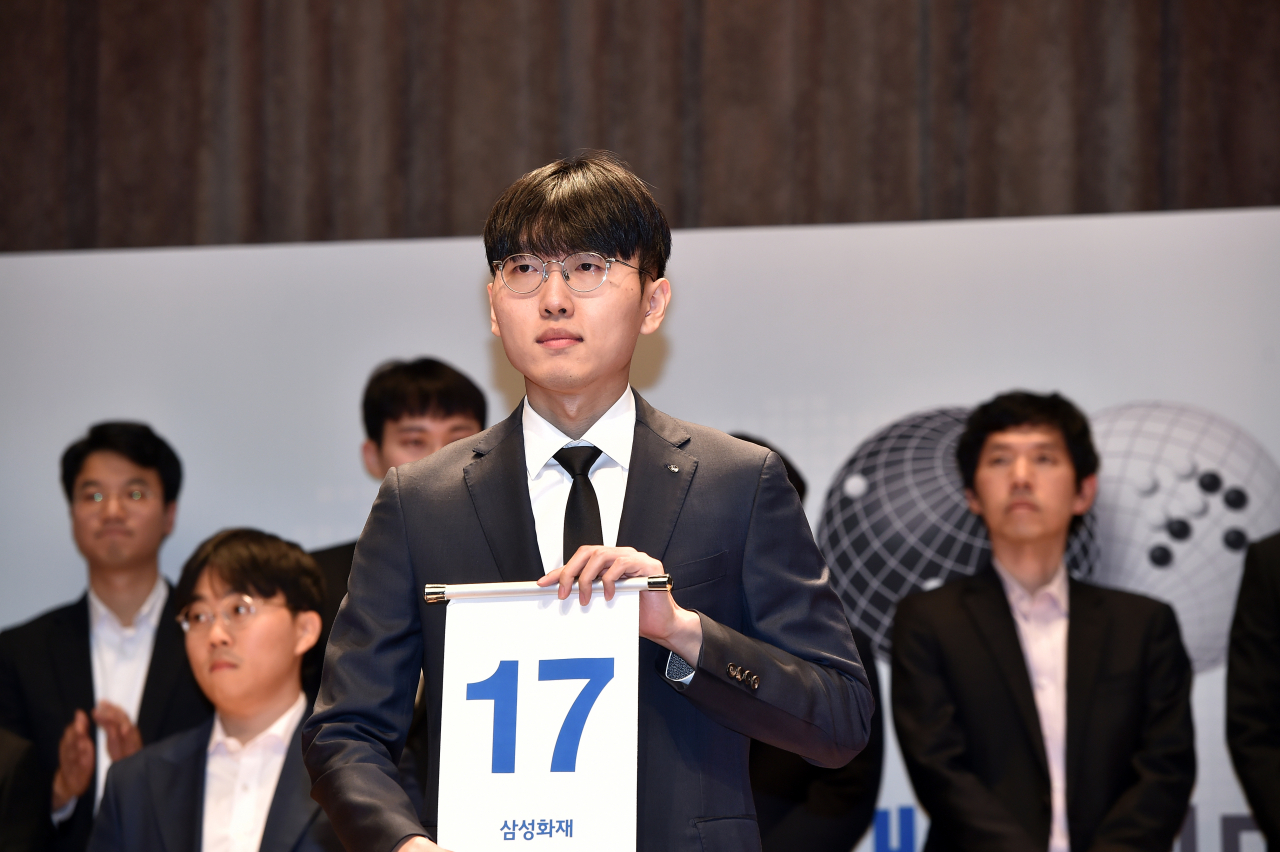 지난해 우승자인 신진서는 17번을 뽑아, 18번을 뽑은 중국의 강자 왕싱하오 9단과 32강전을 펼친다.[한국기원 제공]