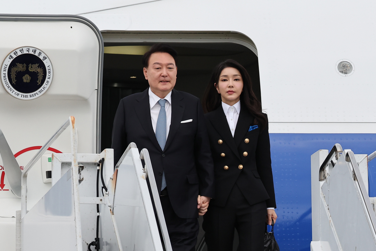 아시아태평양경제협력체(APEC) 정상회의에 참석하는 윤석열 대통령과 부인 김건희 여사가 15일(현지시간) 미국 샌프란시스코 공항에 도착, 공군 1호기에서 내리고 있다. [연합]