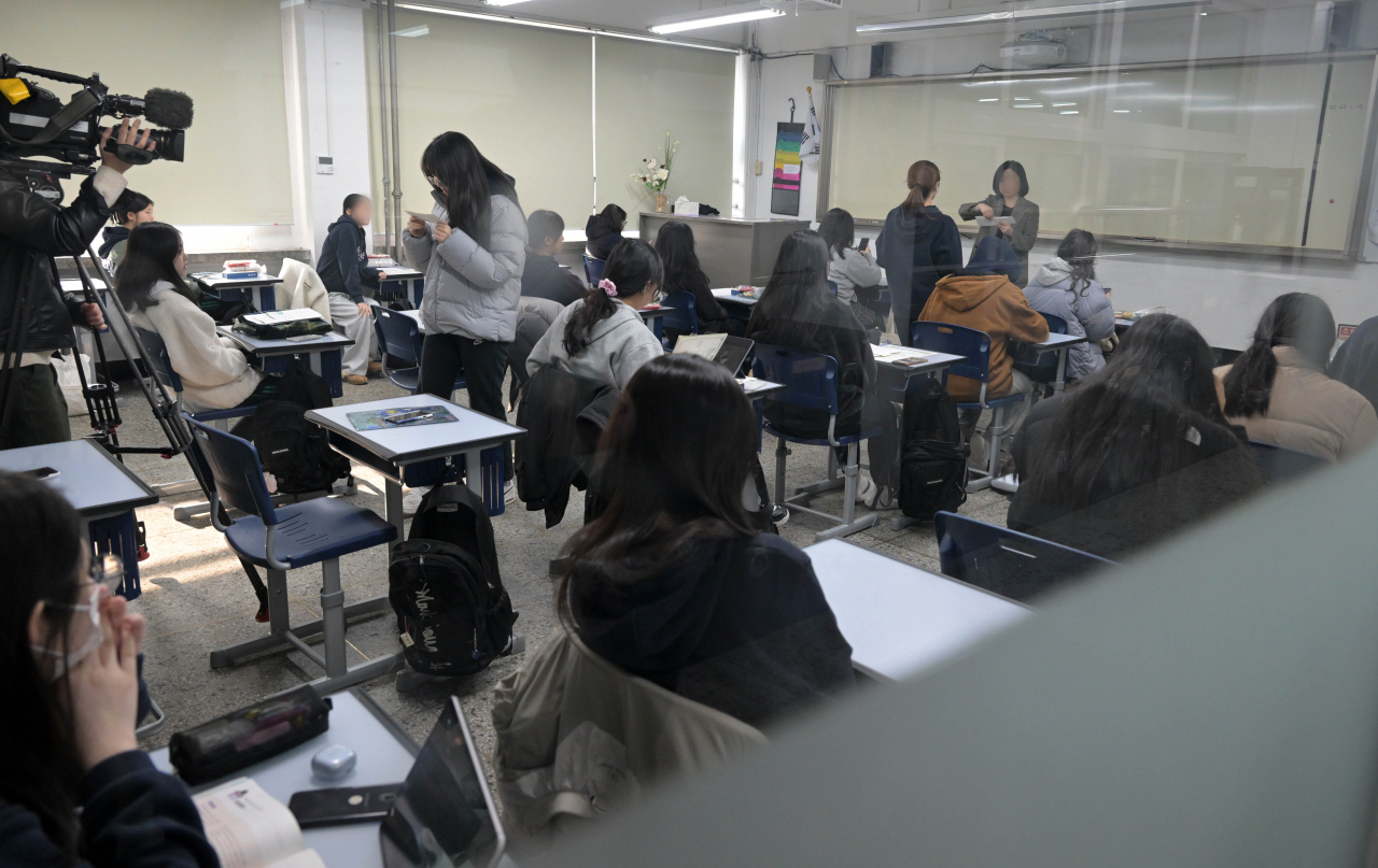 2024학년도 대학수능을 하루 앞둔 15일 서울 은광여고에서 수험생들이 수험표를 배부받고 있다. 2023. 11. 15. 사진공동취재단